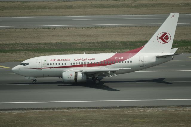 Boeing 737-700 (7T-VJT) - Air Algerie plane landing