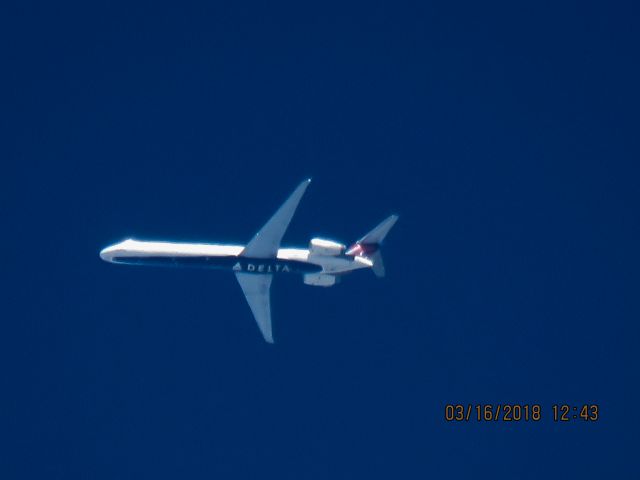 McDonnell Douglas MD-90 (N930DN)