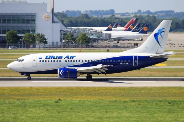 Boeing 737-500 (YR-AME)