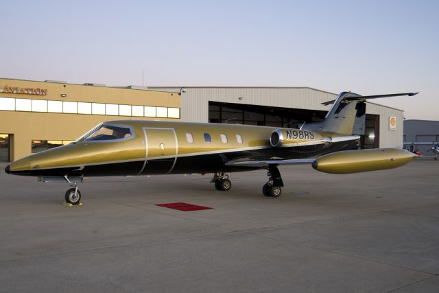 Learjet 25 (N98RS)