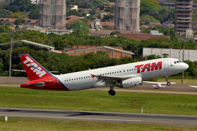 Airbus A320 (PR-MBZ)