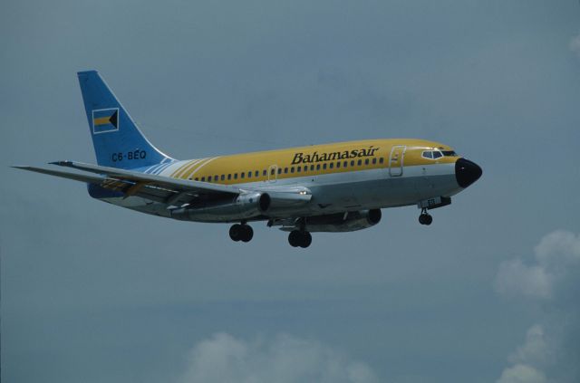 Boeing 737-200 (C6-BEQ) - Final approach to Miami Intl Airport on 1990/08/26