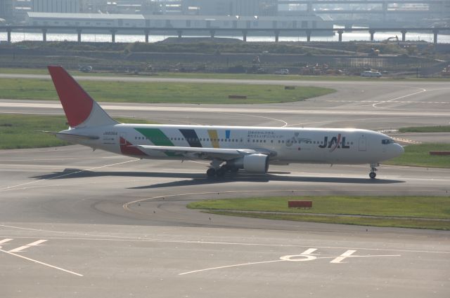 BOEING 767-300 (BON8364) - Taxi at Haneda Intl Airport on 2008/10/4 Olympic c/s