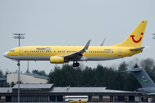 Boeing 737-800 (N748MA)