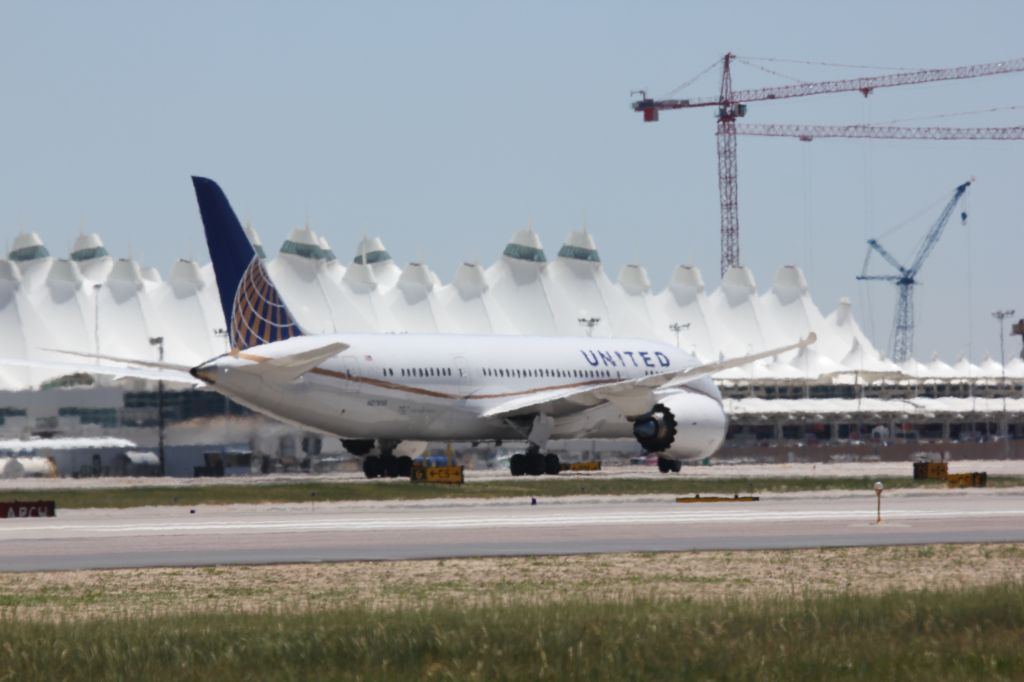 Boeing 787-8 (N27903) - Taxiing to its gate after landing on 34R.