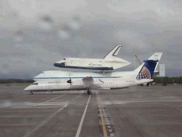 de Havilland Dash 8-400 (N356NG) - Colgan Air N356NG and the Space Shuttle on its last flight