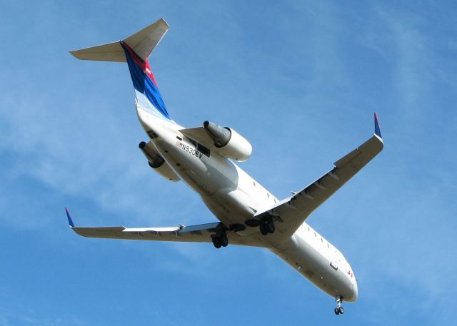 Canadair Regional Jet CRJ-200 (N930EV) - Landing at Shreveport Regional.