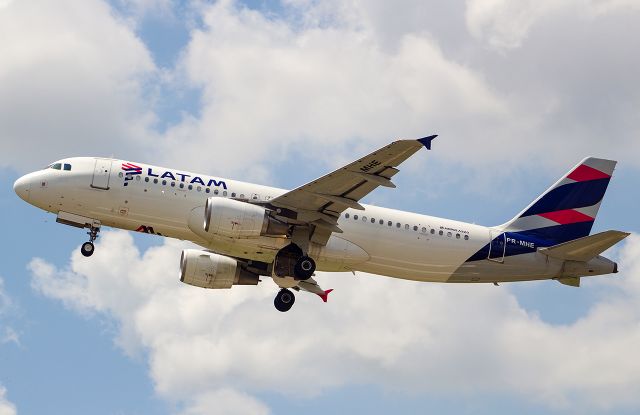 Airbus A320 (PR-MHE)