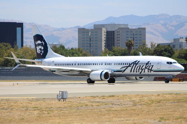 Boeing 737-900 (N433AS)