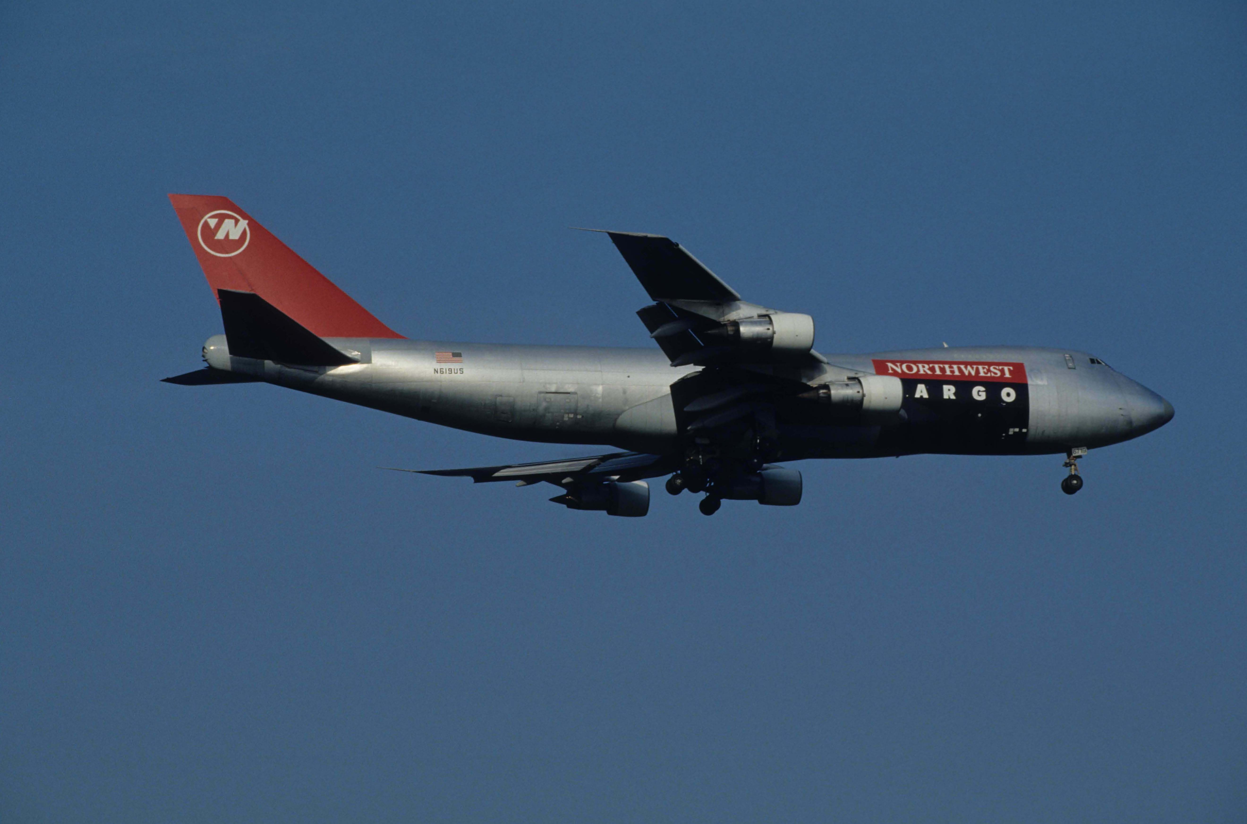 Boeing 747-200 (N619US) - Final Approach to Narita Intl Airport Rwy34 on 1992/06/02　