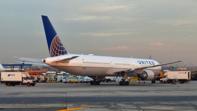 BOEING 767-400 (N67052) - United Airlines Boeing 767-424(ER) N67052 in Newark 