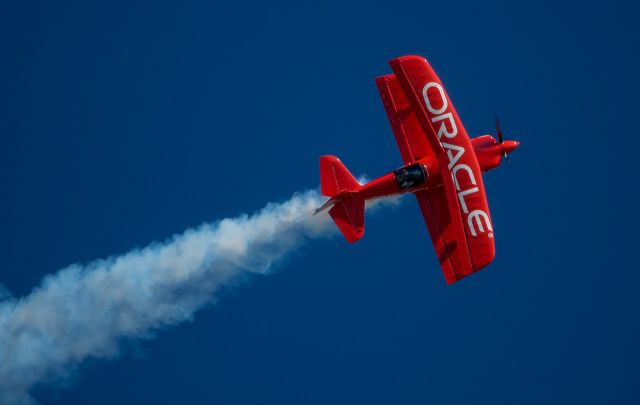 Experimental 100kts-200kts (N260HP) - Sean Tucker flies knife-edge @ EAA 17