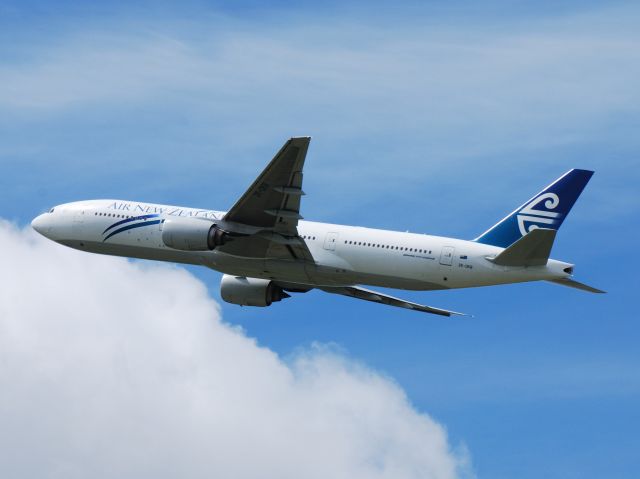 Boeing 777-200 (ZK-OKB)