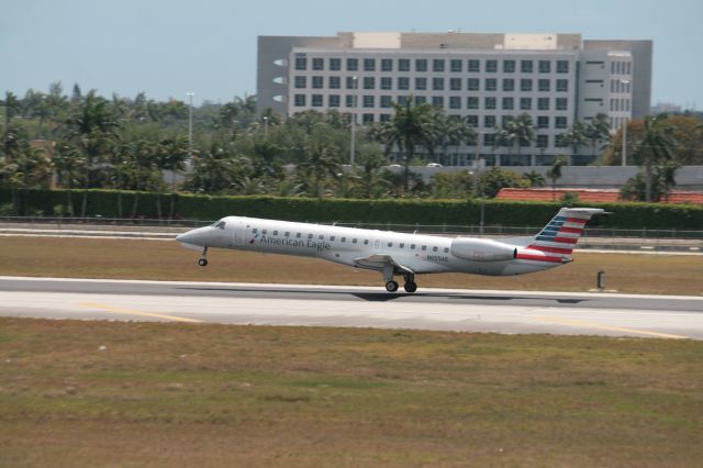 Embraer ERJ-145 (N655AE)