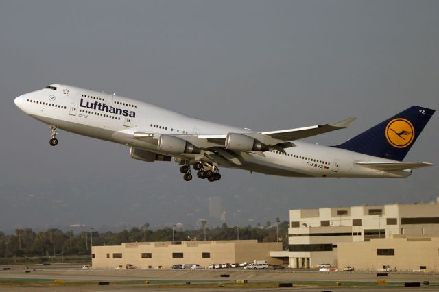 Boeing 747-400 (D-ABVZ) - A Lufthansa Boeing 747 leaving Los Angeles.