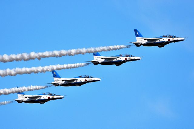 KAWASAKI T-4 (46-5730) - Acrobatic flight of the Blue Impulse.（Japan Air Self-Defense Force ） 