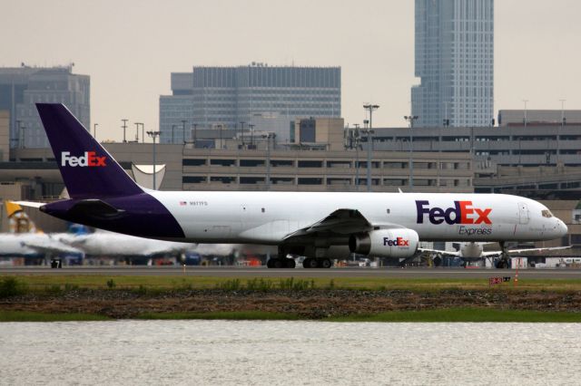 Boeing 757-200 (N977FD)