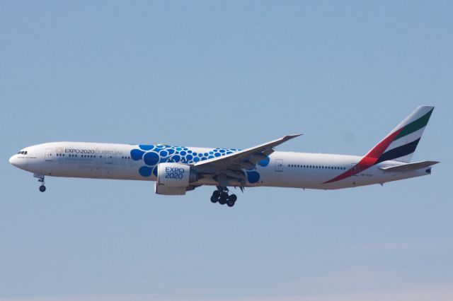 BOEING 777-300ER (A6-ECQ)