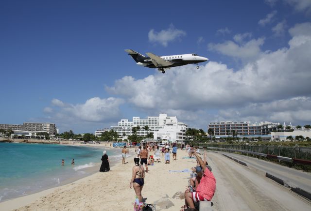 Hawker 1000 (N52SM) - Central Jets HAWKER 1000A N52SMflying lights as she lands on St Maarten.