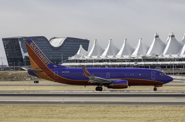 Boeing 737-700 (N634SW) - One of the last flights of this old workhorse 737-300 at Denver International Airport's. The iconic terminal architecture evokes imagery of teepees that once dotted the Great Plains.