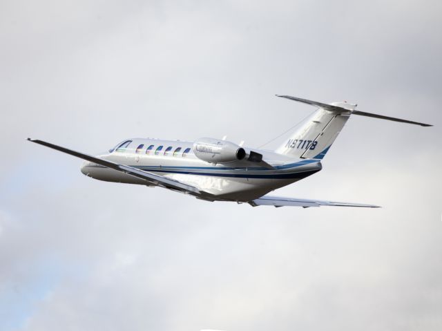 Cessna Citation CJ3 (N971TB) - Take off runway 26.