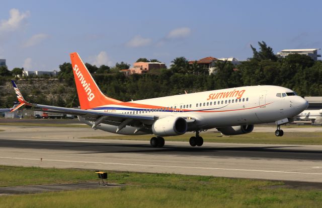 Boeing 737-800 (C-GKVL)