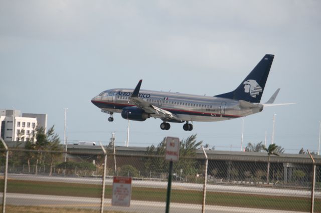 Boeing 737-700 (N851AM)