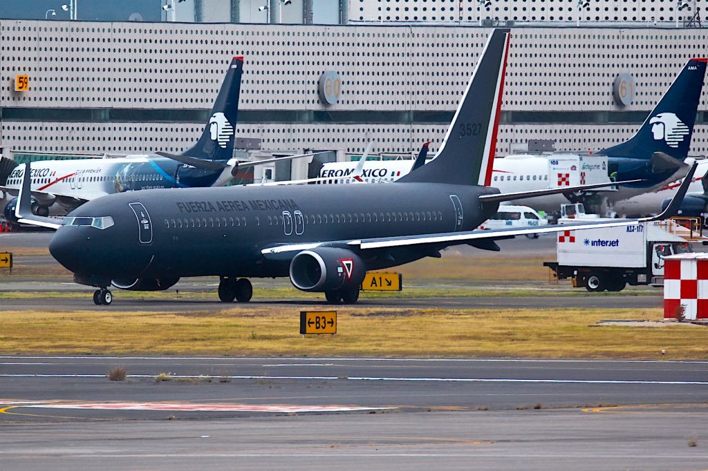 Boeing 737-700 (N3527)