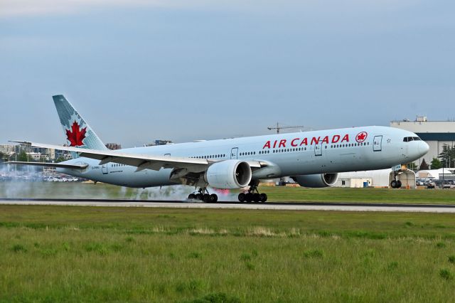 BOEING 777-300 (C-FNNU)