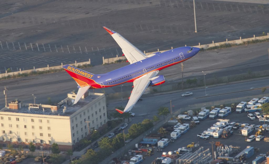 Boeing 737-700 (N771SA) - Loitering over New York