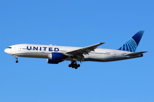Boeing 777-200 (N783UA)