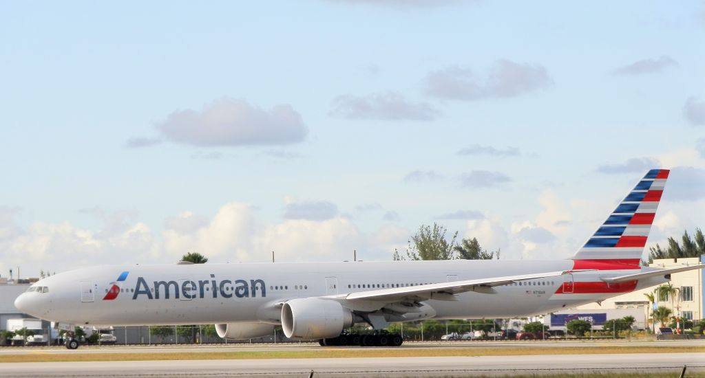 BOEING 777-300ER (N718AN)