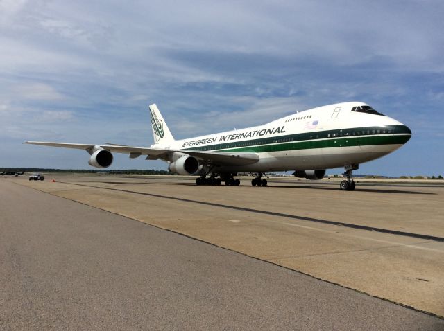 Boeing 747-200 (N485EV)