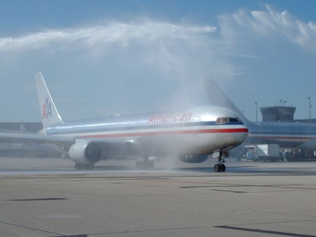 BOEING 767-300 (N374AA)