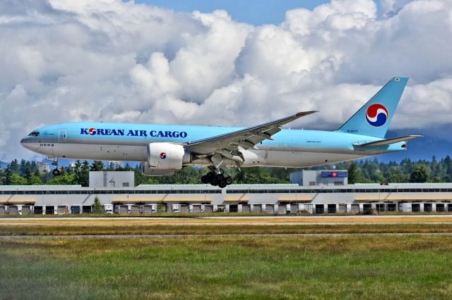 Boeing 777-200 (HL8077)