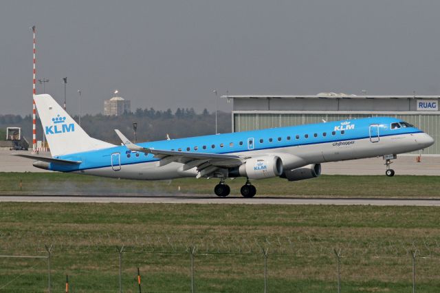 Embraer ERJ-190 (PH-EZB)