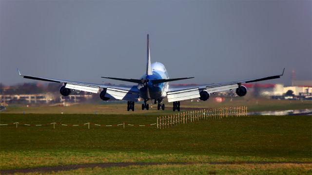 Boeing 747-200 (F-HSEA) - Seuil piste 06.