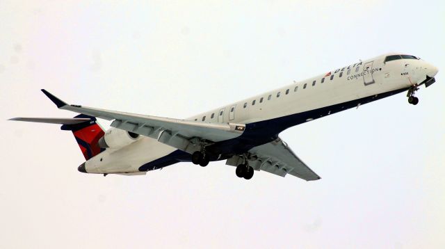 Canadair Regional Jet CRJ-900 (N605LR) - Endeavor Air 3544, a Canadair CRJ-900, on final for runway 24 from Minneapolis, Minnesota (KMSP).