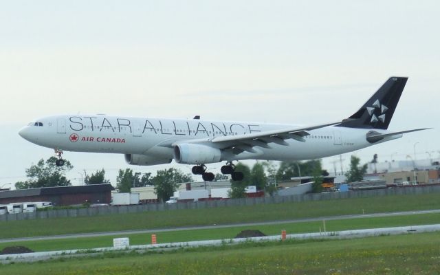 Airbus A330-300 (C-GHLM)