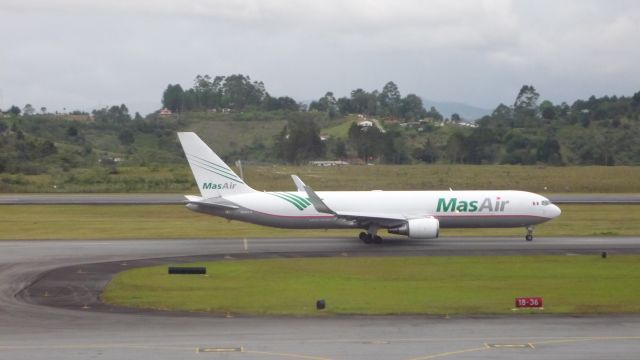 BOEING 767-300 (N526LA)