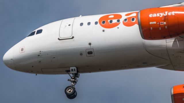 Airbus A320 (G-EZWA)