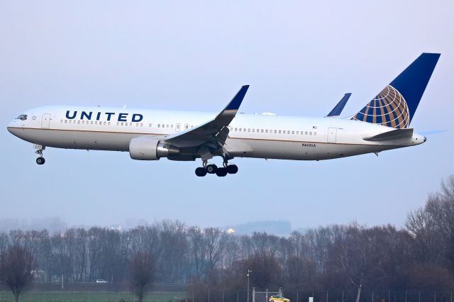 BOEING 767-300 (N662UA)