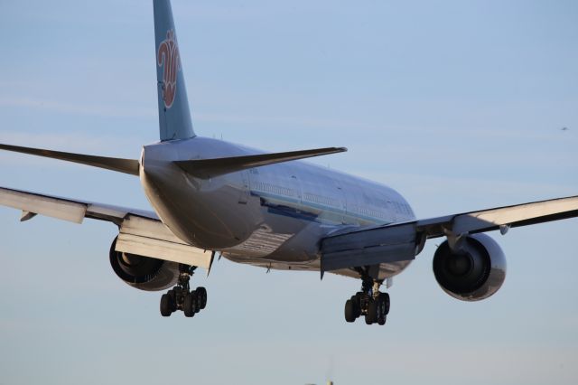 BOEING 777-300ER (B-2048)