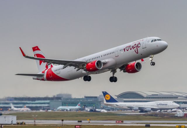 Airbus A321 (C-FJQD) - ROU1640 on her way to Miami. In the background a grounded Lufthansa 747, a victim of the Lufthansa pilots strike