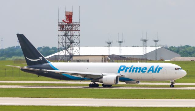 BOEING 767-300 (N1427A) - headed to runway 27 for departure