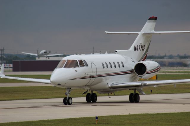 Hawker 800 (N77QS)