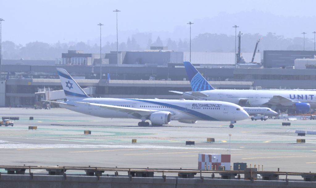 Boeing 787-9 Dreamliner (4X-EDC) - KSFO - EL AL Israeli Airlines 787-9 arriving at SFO and on taxi to the Intl dock at San Francisco. Ln 666 this jet shown here Mar 13, 2020.