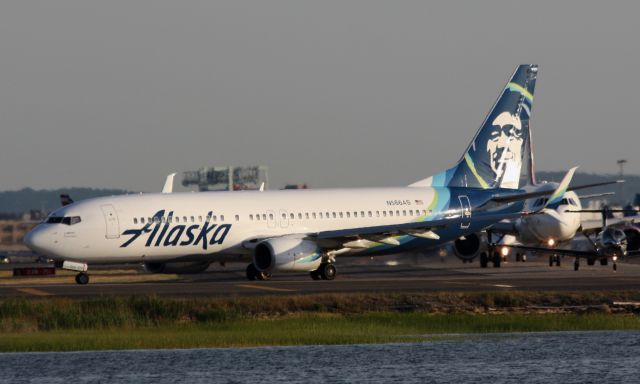 Boeing 737-800 (N566AS)