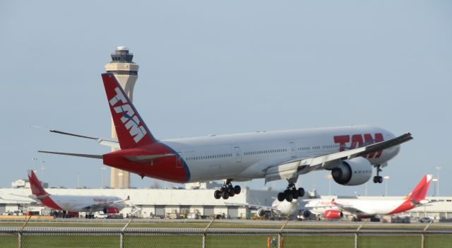 BOEING 777-300ER (PT-MUC)