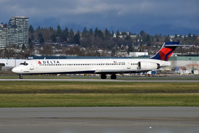 McDonnell Douglas MD-90 (N952DN)